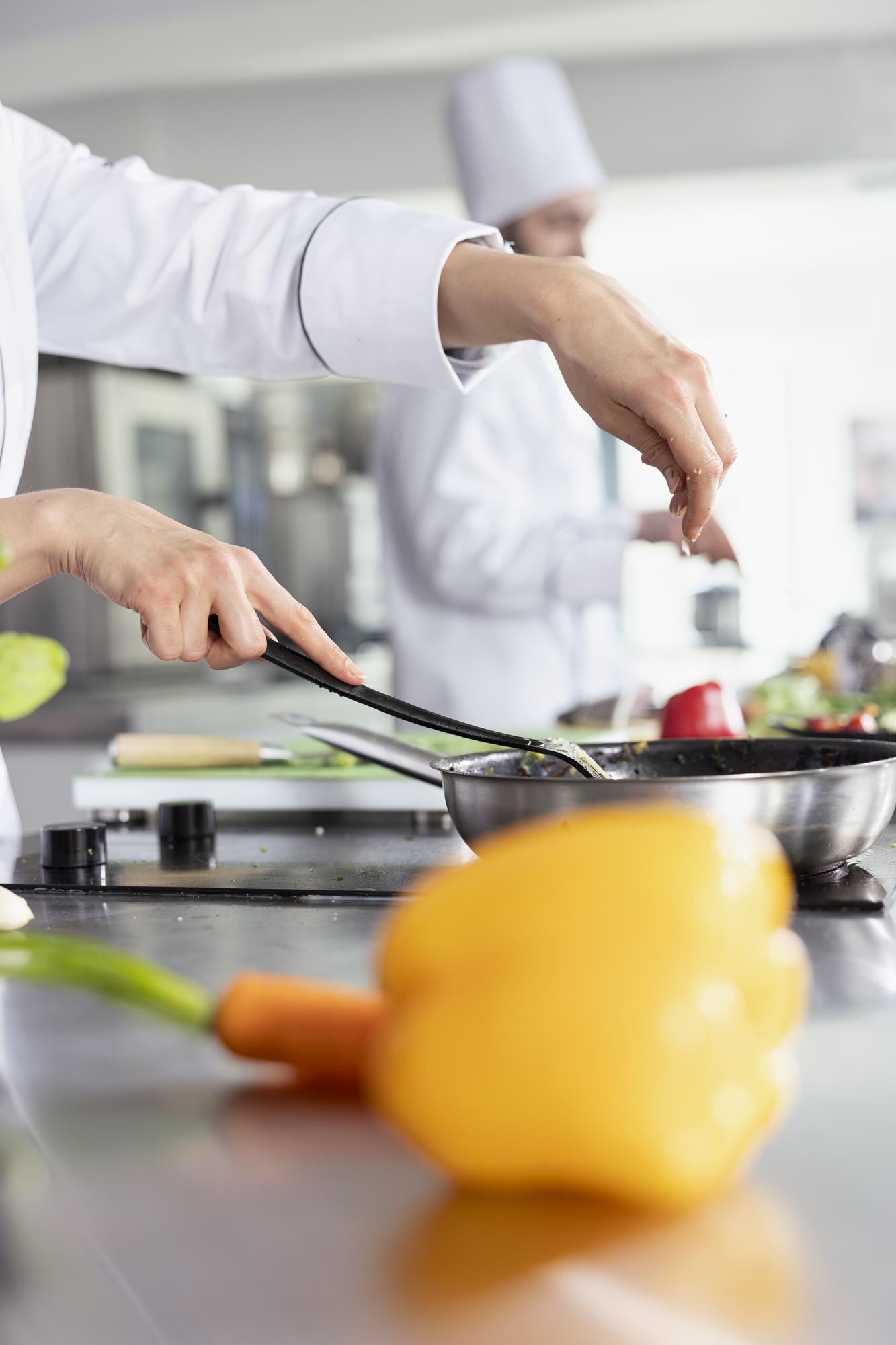 Chef finalizando prato de massa para serviço de catering corporativo